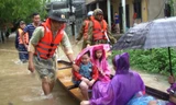 Công an TP Huế tích cực di chuyển trẻ em, người lớn tuổi ở vùng ngập lụt sâu đến nơi an toàn.