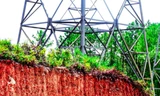 Tình trạng tùy tiện cải tạo, đào bới hành lang lưới điện quốc gia 500kV để làm nơi chôn cất người chết như thế này ở Thủy Bằng (thị xã Hương Thủy, TT-Huế) xảy ra rất nhiều.
