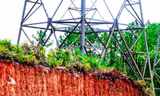 Tình trạng tùy tiện cải tạo, đào bới hành lang lưới điện quốc gia 500kV để làm nơi chôn cất người chết như thế này ở Thủy Bằng (thị xã Hương Thủy, TT-Huế) xảy ra rất nhiều.
