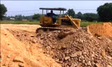 Đá tảng, rễ cây tuồn vào công trường dự án TĐC bất thành sau khi bị báo chí phát hiện, nên buộc phải đẩy ra bên rìa khu đất san nền.