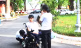 Nguyễn Thiên Phú di chuyển bằng xe lăn điện đến điểm thi