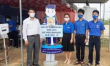 Tặng máy rửa tay cảm biến tự động Chốt kiểm tra y tế số 2 (phường Hương Văn, thị xã Hương Trà, TT-Huế). Ảnh: Đoàn trường Quốc học Huế 