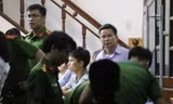 Công an khám xét trụ sở Doanh nghiệp Tuyết Liêm (người áo trắng trong ảnh là ông Liêm - chồng bà Tuyết, đồng sở hữu doanh nghiệp này)