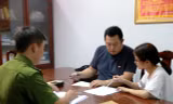 Ông Hidenori Ushio (áo đen) thời điểm nhận lại tài sản do Công an TT-Huế tìm kiếm và giao trả