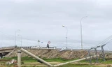 Cột điện gãy thành 3 đoạn do bão cấp 8 giữa đồng không mông quạnh tại TT-Huế.