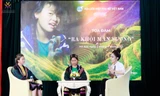 Em Má Thị Di (trái) và chị Châu Thị Say (giữa) chia sẻ tại toạ đàm "Ra khỏi màn sương". (Ảnh: Bảo tàng Phụ nữ Việt Nam)