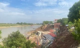 Vì sao 2.000 m2 bờ sông Đuống qua trung tâm Hà Nội bất ngờ sạt lở giữa trời khô hanh?