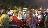  Sài Gòn kẹt xe không lối thoát sau cơn mưa lớn
