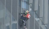 'Người nhện' đu dây trên toà nhà cao nhất Việt Nam cứu nạn nhân gặp hỏa hoạn