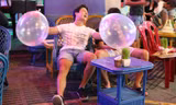 Thanh niên chơi bóng cười trên phố Tây.