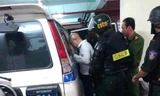 Nguyễn Thái Luyện bị đưa lên xe về đồn cảnh sát rạng sáng 19/9.