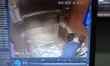 Người đàn ông sàm sỡ bé gái trong thang máy.