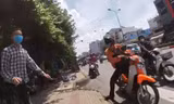 Trinh sát truy đuổi tên cướp trên đường.
