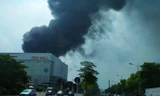 Cháy kho xưởng nhựa cạnh Aeon Mall Long Biên, cột khói bốc cao hàng chục mét