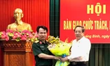 Bí thư Tỉnh ủy Quảng Bình Hoàng Đăng Quang chúc mừng Đại tá Nguyễn Văn Man được bổ nhiệm giữ chức Phó Tư lệnh Quân khu 4