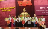 Phó Bí thư Thường trực Tỉnh ủy, Chủ tịch HĐND tỉnh Hòa Bình Trần Đăng Ninh và Phó Chủ tịch UBND tỉnh Bùi Văn Cửu trao Quyết định cho các đồng chí được điều động, luân chuyển, bổ nhiệm