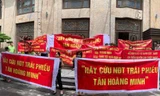 Nhà đầu tư TPDN Tân Hoàng Minh căng băng rôn mong sớm nhận lại tiền đầu tư