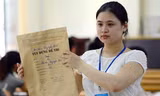 Thứ trưởng Bộ GD&ĐT Nguyễn Văn Phúc (người giơ tay) ngày 4/7 dẫn đoàn đi kiểm tra công tác tổ chức thi tại TPHCM 
