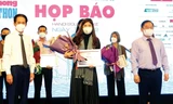 Ông Huỳnh Đức Dũng (bên trái) cùng đồng Trưởng Ban tổ chức Lê Xuân Sơn trao tặng hoa và chứng nhận cho các nhà tài trợ ảnh: pv 