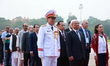 Đoàn đại biểu đến từ 49 thành viên thuộc Hội đồng Hòa bình thế giới vào viếng Lăng Chủ tịch Hồ Chí Minh sáng 22/11. (Ảnh: Như Ý)