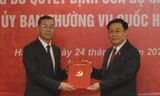 Chủ tịch Quốc hội Vương Đình Huệ đến dự hội nghị và trao quyết định cho ông Ngô Văn Tuấn. Ảnh Như Ý