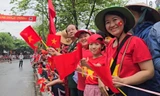 Người dân háo hức chờ xem diễu binh, diễu hành trên đường phố Điện Biên Phủ