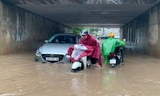 Mưa từ sáng tới chiều, đường gom đại lộ Thăng Long ngập như sông