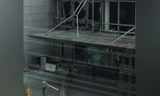 Cửa kính vỡ toang sau vụ nổ ở sân bay Zaventem ở Brussels, Bỉ hôm nay, 22/3