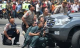 Cảnh sát Indonesia vào vị trí, đấu súng với nghi phạm khủng bố ở Jakarta. Ảnh: AFP
