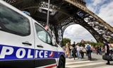 Cảnh sát sơ tán tại tháp Eiffel vì balo khả nghi bỏ lại gần tháp