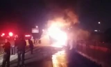Chiếc xe bốc cháy ngùn ngụt trên cao tốc tối ngày 13/10.