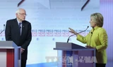 Cuộc tranh luận giữa hai ứng cử viên của Đảng Dân chủ là cựu Ngoại trưởng Hillary Clinton (phải) và Thượng nghị sĩ bang Vermont Bernie Sander. Ảnh: AFP/TTXVN
