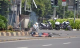 Thi thể nạn nhân nằm trên đường trong vụ khủng bố Jakarta