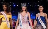 Hoa hậu Thế giới 2016 (giữa) cùng hai Á hậu