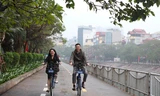 Người dân trải nghiệm tuyến đường dành riêng cho xe đạp ở Thủ đô