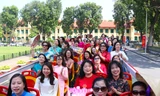 700 hành khách mặc áo dài, đi xe buýt khám phá di sản Hà Nội