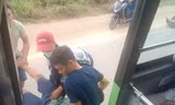 Nhân viên xe buýt đưa người bị tai nạn giao thông đi cấp cứu