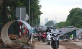 'Lô cốt' thi công gây mất an toàn, ùn tắc trên đại lộ Thăng Long 