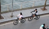 Nắng lên, dịch vụ cho thuê xe đạp ở hồ Tây sôi động, thu tiền triệu mỗi ngày