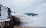 Hồ Thủy điện Hòa Bình liên tiếp mở cửa đáy xả lũ trong thời gian qua