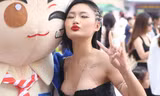 Fan nữ mặc sexy đi xem concert 33 anh trai