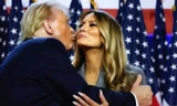Bộ váy 6.900 USD của bà Melania mừng ông Trump thắng cử