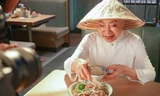 Nữ diễn viên 'Thần điêu đại hiệp' đội nón lá ăn phở 