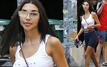 Nàng mẫu 9x Chantel Jeffries diện mốt không nội y xuống phố
