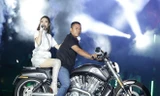 Minh Hằng sexy cưỡi mô tô phân khối lớn lên sân khấu