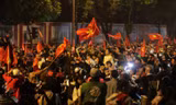 CĐV rầm rầm xuống đường mừng tuyển Việt Nam vào bán kết AFF Cup