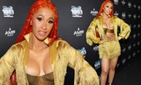 Cardi B suýt lộ ngực vì váy hở bạo, nhảy sung trên sân khấu