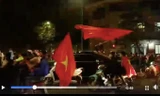 Clip: Rừng cờ đỏ sao vàng khắp phố mừng chiến thắng tuyển Việt Nam