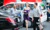 Ngọc Trinh bất ngờ khoe vóc dáng nuột nà trên phố với 'cây' hàng hiệu