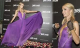 Paris Hilton diện váy xẻ sâu đẹp hút mắt giữa 'bão' huỷ hôn